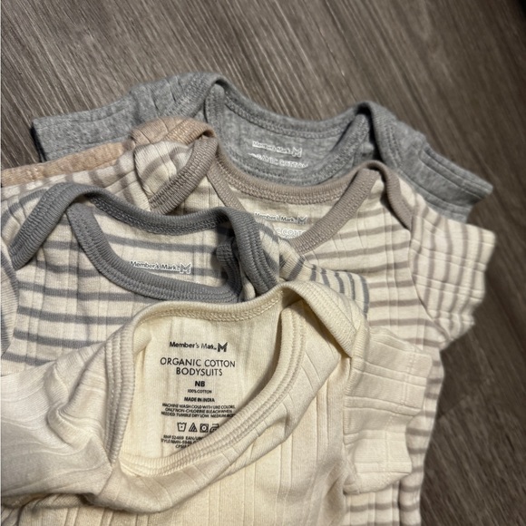 Newborn Neutral Onesie Bundle - Picture 5 of 5